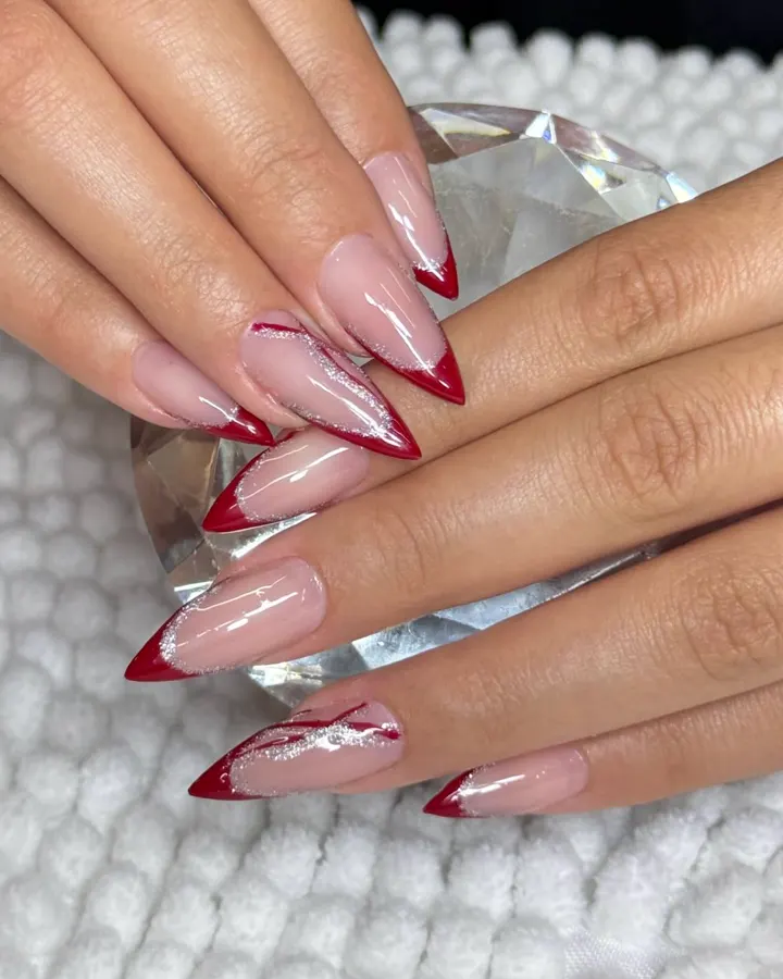 Unhas francesinha com ponta vermelha