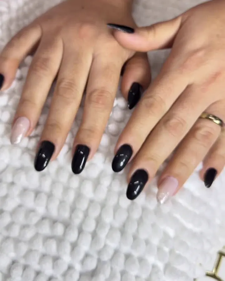 Unhas pretas brilhantes formato amendoado