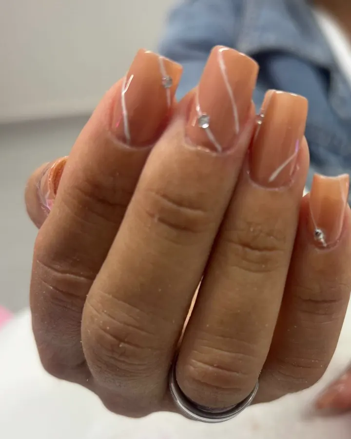 Unhas nude com detalhe de pedraria