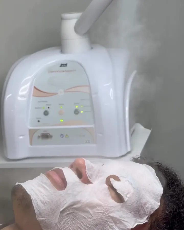 Cliente com máscara facial durante limpeza de pele com vapor